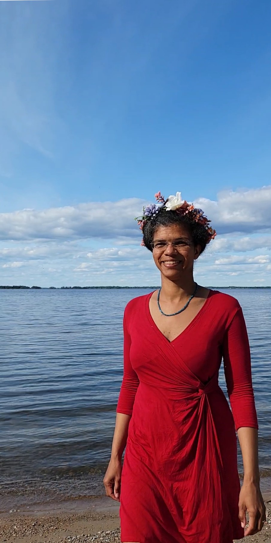 Angela Polyzoides am Strand von Vinön Midsommar 2025