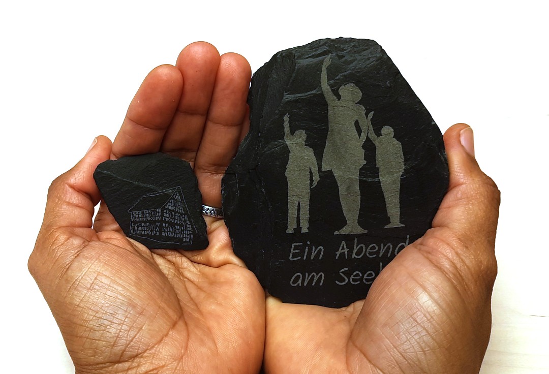 kleiner und großer Geschichtenstein, Fachwerkhaus und Mutter mit Töchtern tanzen am See Ballett