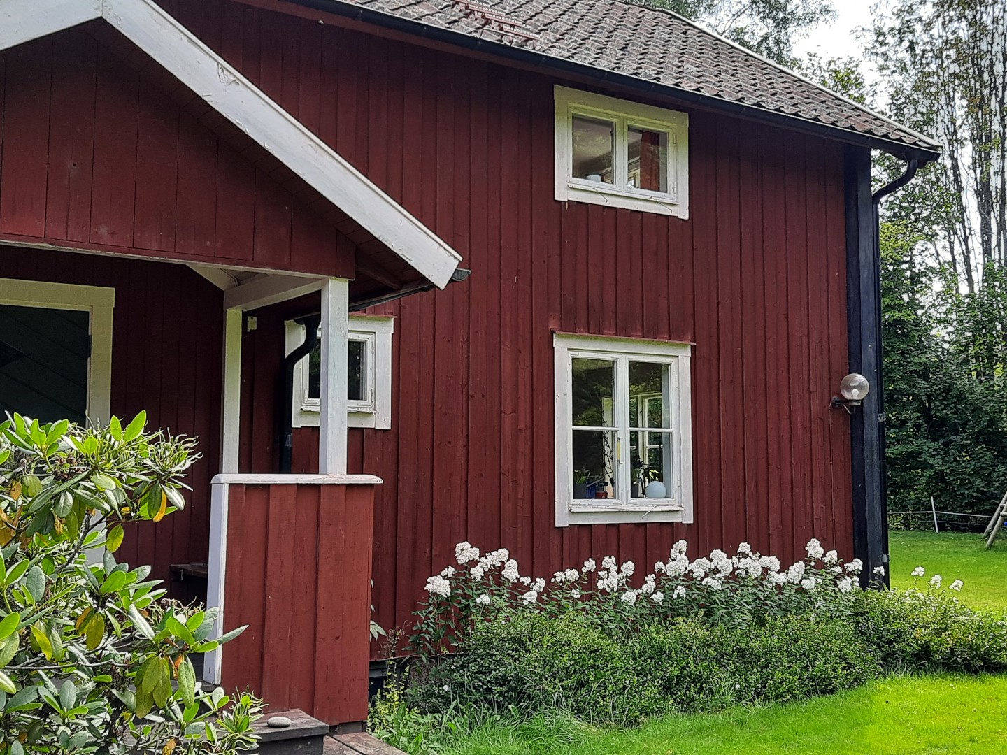 Unser rot-weißes schwedisches Holzhaus, Vingåker, Schweden